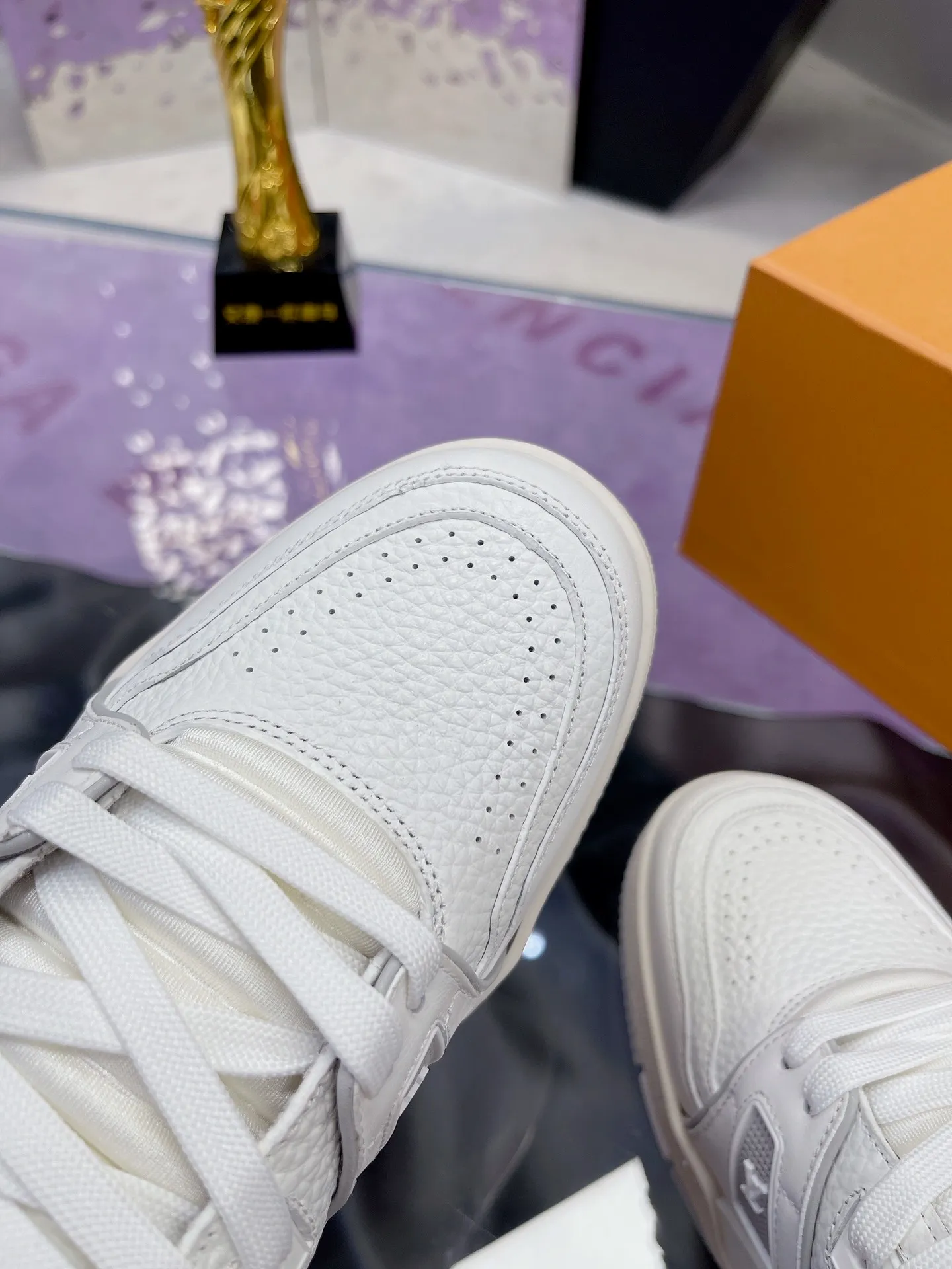 👟👟Ex-factory price 840👟👟 Original development, quality shipping, welcome to compare ❥❥❥❥❥❥LV Trainer Maxi sneakers series LV Trainer Maxi sneakers introduce the loose silhouette of the ready-to-wear series into the LV Trainer sneaker design written by Virgil Abloh, making an eye-catching appearance at the 2024 spring and summer men's wear show. The cow leather upper is combined with rough fabric laces, and colorful beading highlights the brand's classic elements. LV letters mark the tongue and Monogram floral outsole. Mixed materials Made of first-layer cowhide, wrapped in imported custom-printed denim, thick shoelace design, large Monogram print on the side, "lv 54" badges on the tongue and heel, rubber outsole decorated with Monogram flowers, mesh lining and cotton feet, the comfort is as extreme as ever, premium heritage, quality first, worth owning! Size: 35-40 for women, 39-44 for men (45 is custom-made and cannot be returned or exchanged) ♡Full set of packaging with original gift box